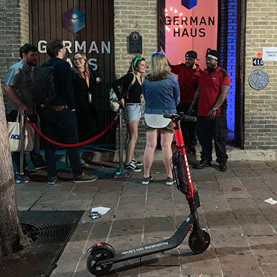 JUMP E-Scooter von Uber vor dem German House auf der SXSW